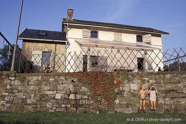 enfants devant la maison - children in front of the house